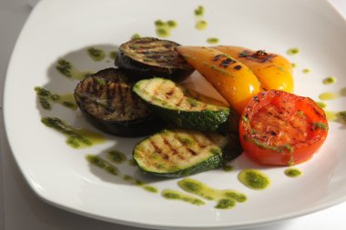 Kabak ve ızgara sebze tabakta