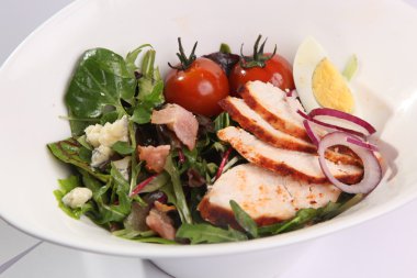 Tavuk göğsü ve pastırmalı sıcak salata.