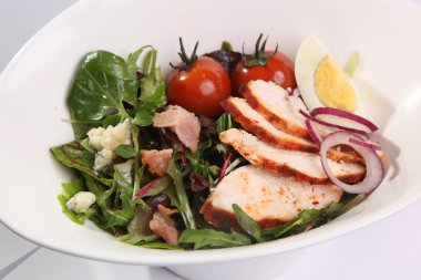 Tavuk göğsü ve pastırmalı sıcak salata.