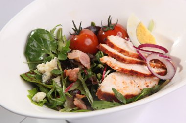 Tavuk göğsü ve pastırmalı sıcak salata.