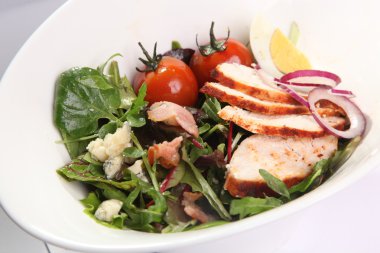 Tavuk göğsü ve pastırmalı sıcak salata.