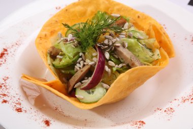 Salatalık ve ay çekirdeği tabakta.