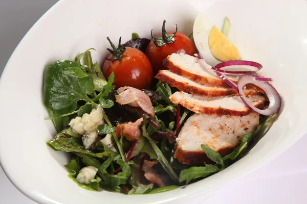 Warmer Salat Mit Hühnerbrust Und Speck — Stockfoto