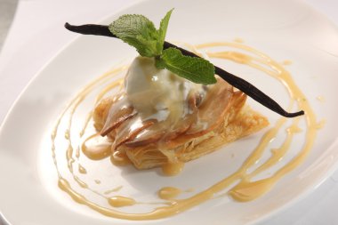 Vanilyalı dondurma, naneli ve soslu tatlı.