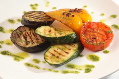 Kabak ve ızgara sebze tabakta