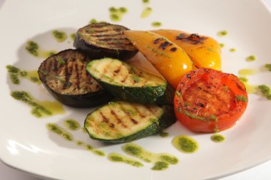 Kabak ve ızgara sebze tabakta