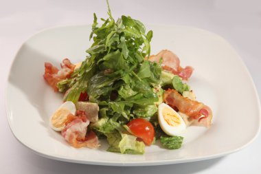 Arugula salatası ve tabakta yumurta.