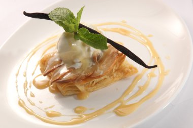 Vanilyalı dondurma, naneli ve soslu tatlı.