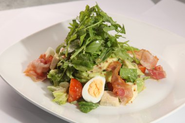 Arugula salatası ve tabakta yumurta.