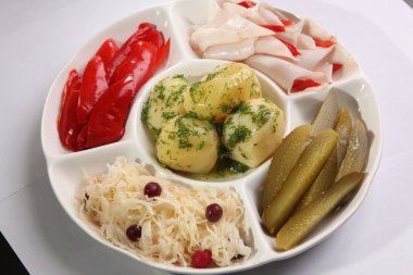 Tuzlu abur cuburlar ve kaynamış patatesler.