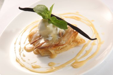 Vanilyalı dondurma, naneli ve soslu tatlı.