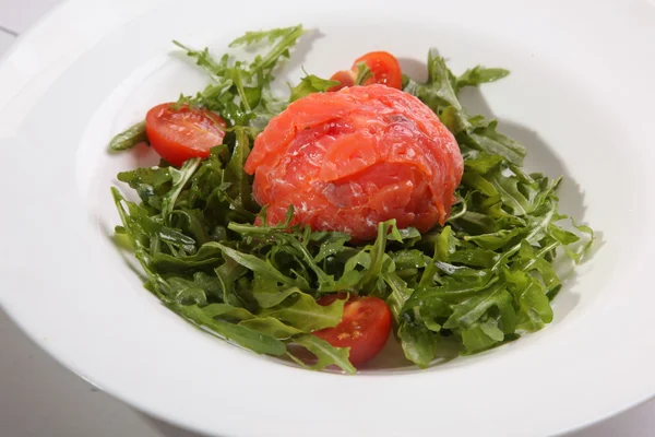 Red Fish Arugula Plate Tomatoes — Stock Photo, Image