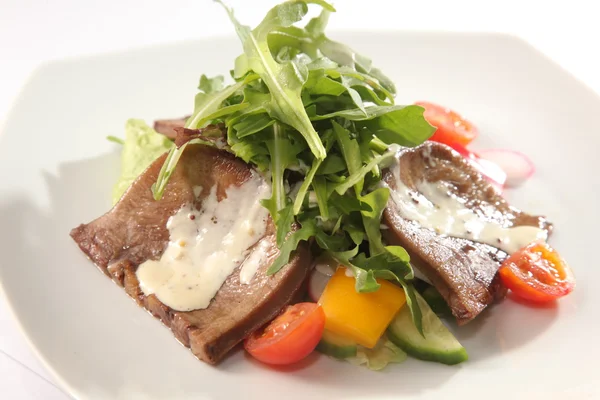 Salat Mit Rinderzunge Und Sauce Auf Teller — Stockfoto