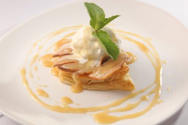 Vanilyalı dondurma, naneli ve soslu tatlı.