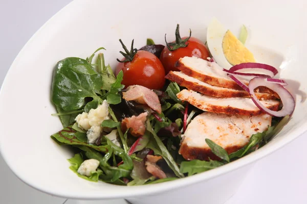 Warmer Salat Mit Hühnerbrust Und Speck — Stockfoto