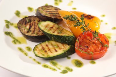 Kabak ve ızgara sebze tabakta