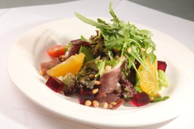 Biftek ve portakallı salata.