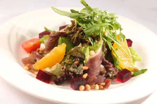 Salade Avec Rôti Boeuf Orange Dans Une Assiette — Photo