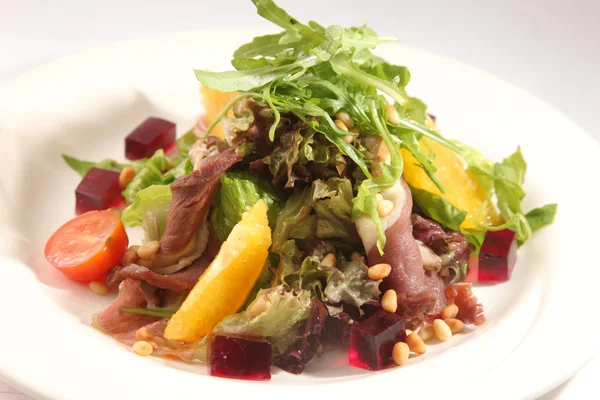 Salada Com Rosbife Laranja Prato — Fotografia de Stock