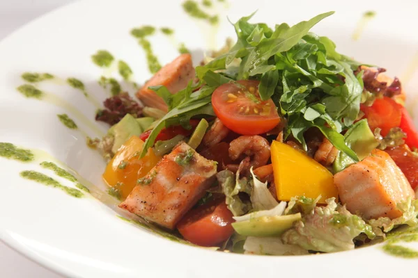 Salat Mit Geräuchertem Lachs Und Gemüse Und Rucola Auf Dem — Stockfoto