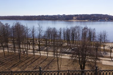 Kostroma şehrindeki Volga nehrinin bahar manzarası