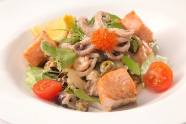 Somon füme salata ve tabakta deniz ürünleri.