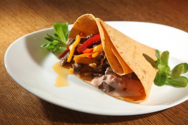 Mısır tortilla et ve biber ile