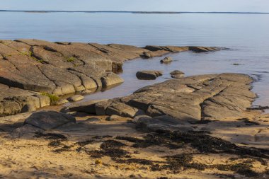 Beyaz Deniz kıyısındaki kuzey kayaları ve mavi su