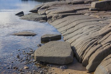 Beyaz Deniz kıyısındaki kuzey kayaları ve mavi su
