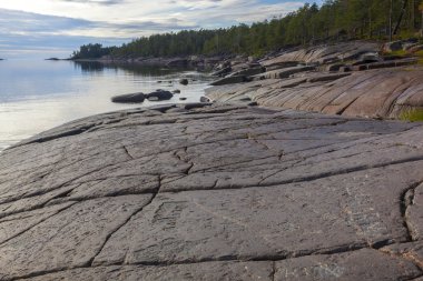 Beyaz Deniz kıyısındaki kuzey kayaları ve mavi su