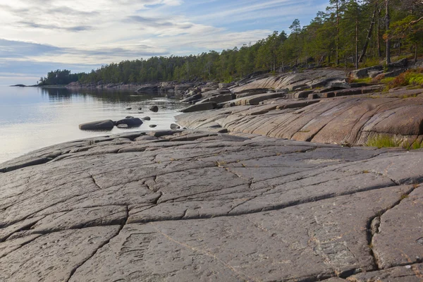 Beyaz Deniz kıyısındaki kuzey kayaları ve mavi su