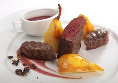 Tabakta biftek ve armut sosu.