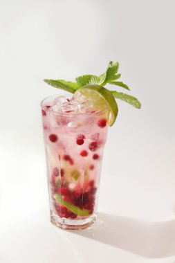 Beyaz arkaplanda buz kokteyli ve nane şekeri