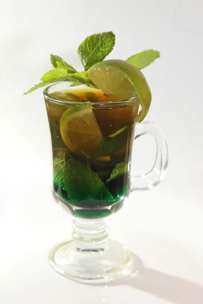 Glas Mit Cocktail Aus Minze Und Limette Auf Weißem Hintergrund — Stockfoto