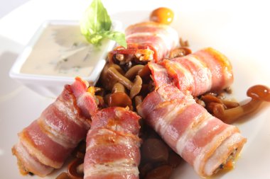 Pastırmalı, mantarlı ve soslu beyaz tabak.