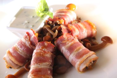 Pastırmalı, mantarlı ve soslu beyaz tabak.