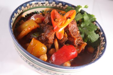 Kuzu etli ve bezelyeli doğu çorbası.