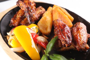 Tavuk kanatlı, sebzeli ve peynirli metal tava