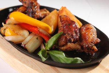 Tavuk kanatlı, sebzeli ve peynirli metal tava