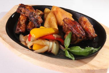 Tavuk kanatlı, sebzeli ve peynirli metal tava