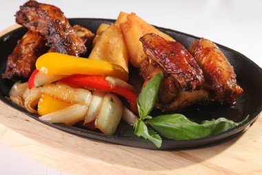 Tavuk kanatlı, sebzeli ve peynirli metal tava