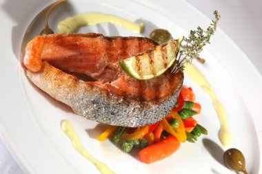 Sebzeli ızgara alabalık ve fırında limon.