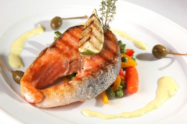 Sebzeli ızgara alabalık ve fırında limon.