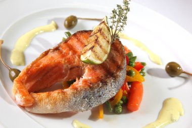 Sebzeli ızgara alabalık ve fırında limon.