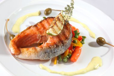 Sebzeli ızgara alabalık ve fırında limon.