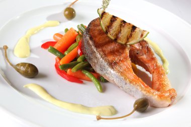 Sebzeli ızgara alabalık ve fırında limon.