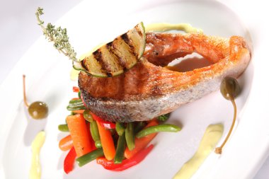 Sebzeli ızgara alabalık ve fırında limon.