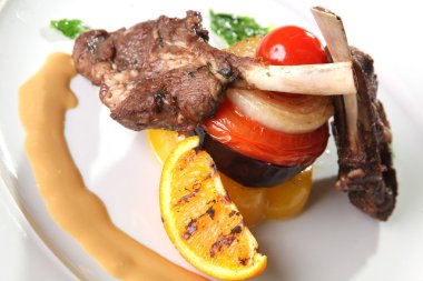 Sebzeli kuzu kaburga ve portakal tabağı.