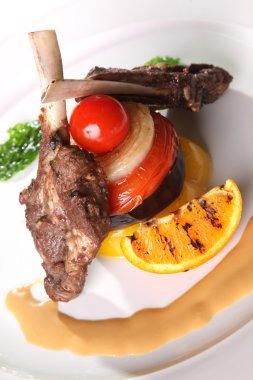 Sebzeli kuzu kaburga ve portakal tabağı.