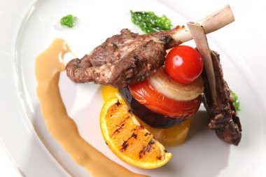 Sebzeli kuzu kaburga ve portakal tabağı.